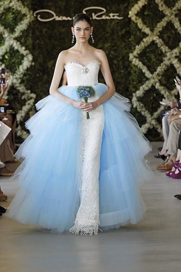 Với những cô dâu muốn mình nổi bật hoàn hảo, những chiếc váy cưới peplum, với hoa, nơ ruy băng và họa tiết hoa cỡ lớn khiến nàng trở thành trung tâm của bữa tiệc. Xem thêm: Những mẫu váy cưới làm nức lòng cô dâu mùa hạ