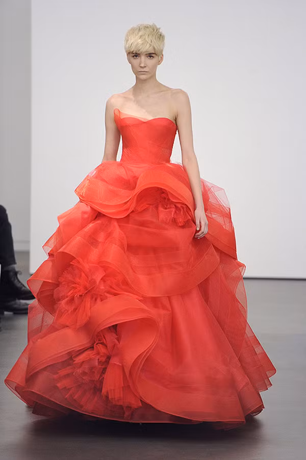 Được gợi cảm hứng từ sắc màu trên trang phục cưới truyền thống của cô dâu Ấn Độ và Trung Quốc, các nhà thiết kế nổi tiếng như Romona Keveza, Oscar de La Renta và Vera Wang đã thử nghiệm với sắc đỏ, từ màu hoa đỏ rực rỡ tới những sắc hoa đỏ sẫm sang trọng, tạo khối. Xem thêm: Những mẫu váy cưới làm nức lòng cô dâu mùa hạ