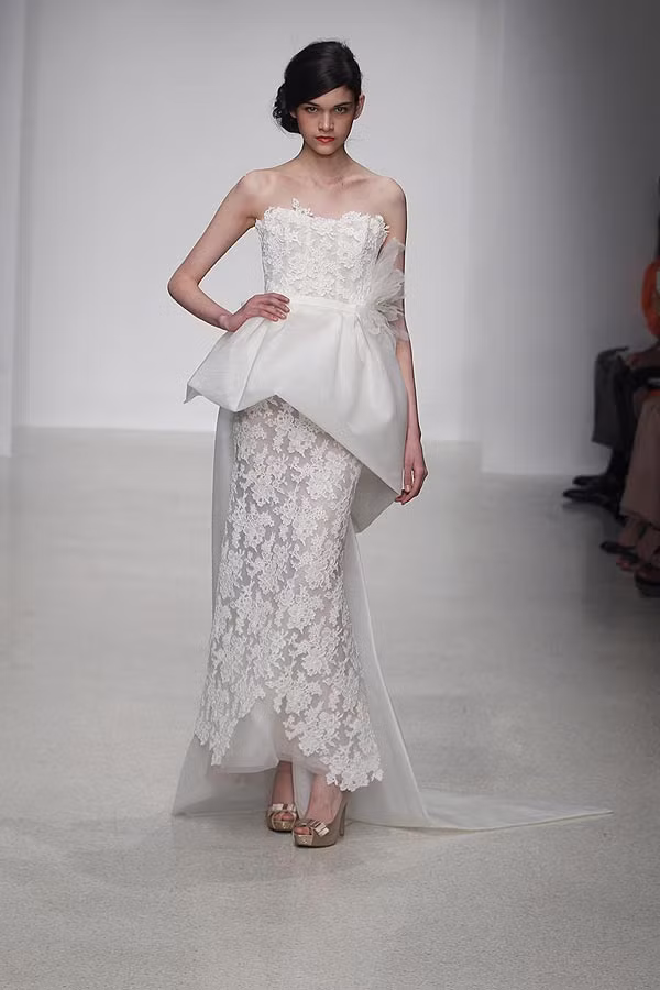 Với những cô dâu muốn mình nổi bật hoàn hảo, những chiếc váy cưới peplum, với hoa, nơ ruy băng và họa tiết hoa cỡ lớn khiến nàng trở thành trung tâm của bữa tiệc. Xem thêm: Những mẫu váy cưới làm nức lòng cô dâu mùa hạ