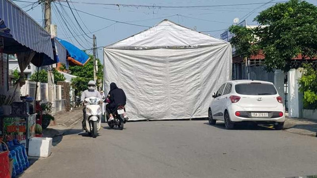 Rạp cưới của gia đình Hiệu trưởng Trường tiểu học Đông Phương dựng giữa đường, chắn hết lối đi (Ảnh: CTV)