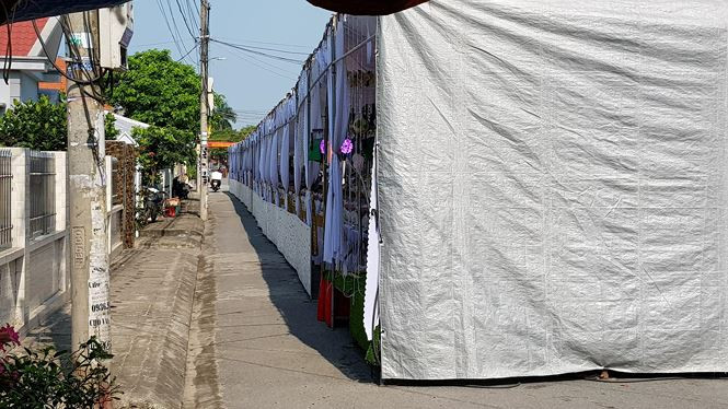 Gia đình Hiệu trưởng Trường tiểu học Đông Phương chiếm dụng lòng đường, chỉ còn một lối nhỏ dành cho xe máy (Ảnh: CTV)