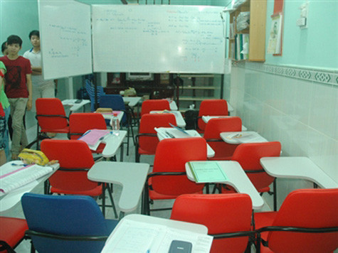 Phòng học tạm bợ tại Trung tâm luyện thi đại học Trường Đạt. Ảnh: Q.P.