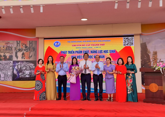 Lãnh đạo Sở Giáo dục và Đào tạo Hải Phòng, quận Kiến An tặng hoa giáo viên thực hiện tiết dạy tại chuyên đề (Ảnh: Lã Tiến)
