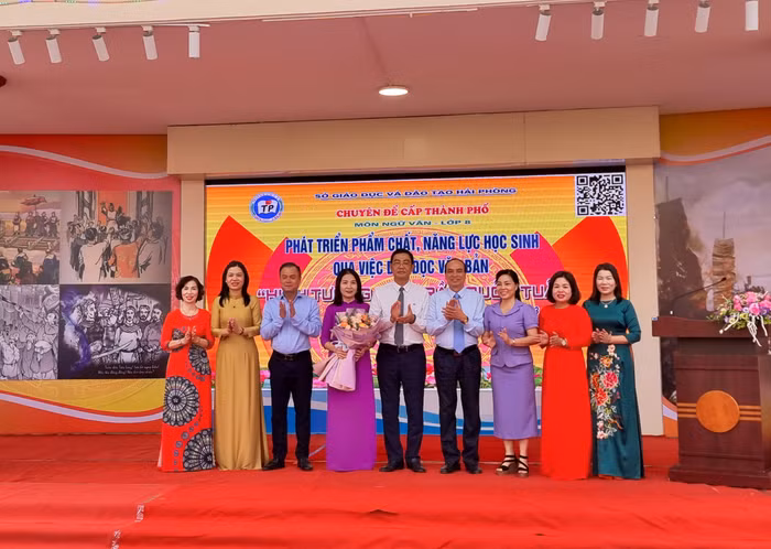 Lãnh đạo Sở Giáo dục và Đào tạo Hải Phòng, quận Kiến An tặng hoa giáo viên thực hiện tiết dạy tại chuyên đề (Ảnh: Lã Tiến)