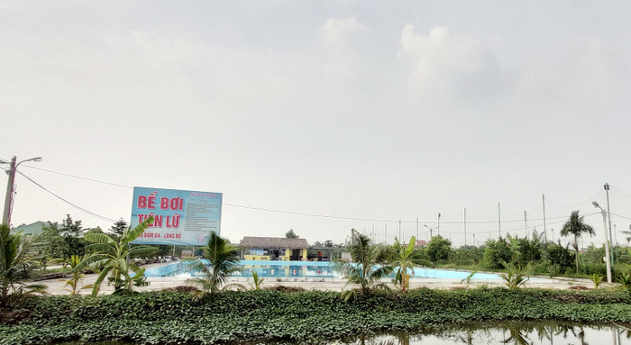 Người dân nghi ngờ có thế lực bảo kê cho những công trình xây dựng hoành tráng trên đất nông nghiệp tại xã Hoàng Động (Ảnh: Lã Tiến) Người dân nghi ngờ có thế lực bảo kê cho những công trình xây dựng hoành tráng trên đất nông nghiệp tại xã Hoàng Động (Ảnh: Lã Tiến)