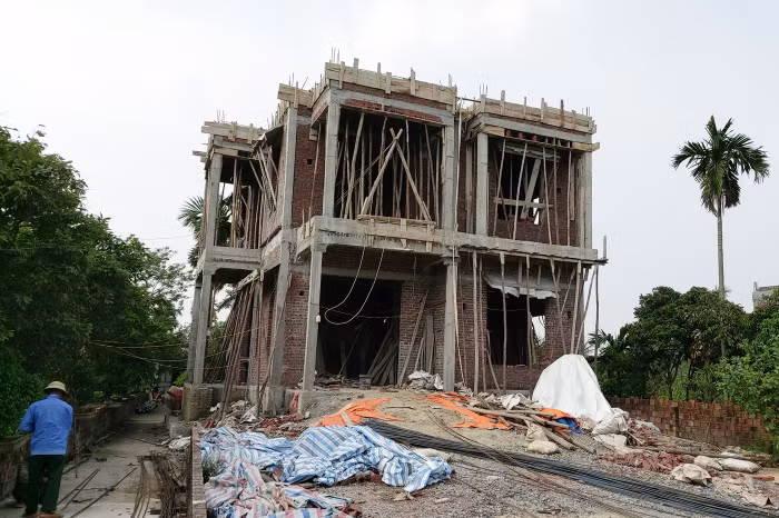 Những công trình nhà ở xây dựng trái phép trên đất nông nghiệp tại xã Hoàng Động đang thách thức chính quyền huyện Thủy Nguyên (Ảnh: Lã Tiến)