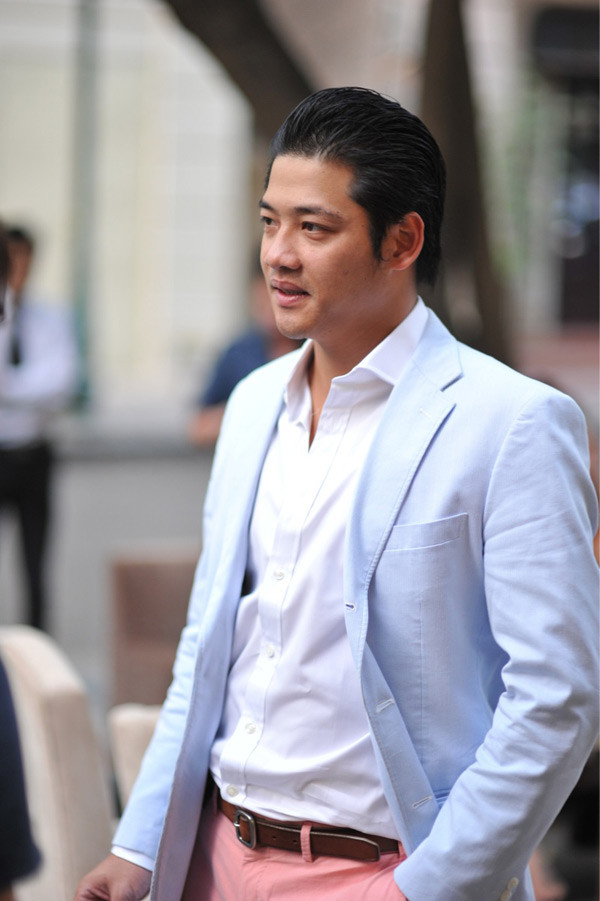 Nam Siêu mẫu Hải Anh lịch lãm, nam tính với thắt lưng nâu đơn giản nhưng sang trọng. Nam Siêu mẫu Hải Anh lịch lãm, nam tính với thắt lưng nâu đơn giản nhưng sang trọng.