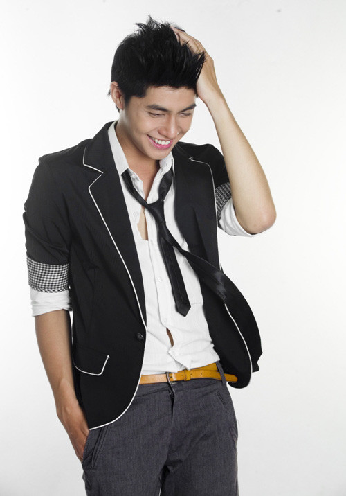 Noo Phước Thịnh là một teen boy 9X sành điệu, thời trang chính hiệu. Vì thế, việc anh chàng lựa thắt lưng "kute" bé, mảnh và choe chóe là điều dễ hiểu. Noo Phước Thịnh là một teen boy 9X sành điệu, thời trang chính hiệu. Vì thế, việc anh chàng lựa thắt lưng "kute" bé, mảnh và choe chóe là điều dễ hiểu.