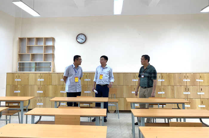 Ông Bùi Văn Kiệm - Giám đốc Sở Giáo dục và Đào tạo Hải Phòng kiểm tra tại Hội đồng thi Trung học phổ thông Hồng Bàng (Ảnh: LT) GDVN_00679572471_da353314014d26727463465a5520e8db.jpg