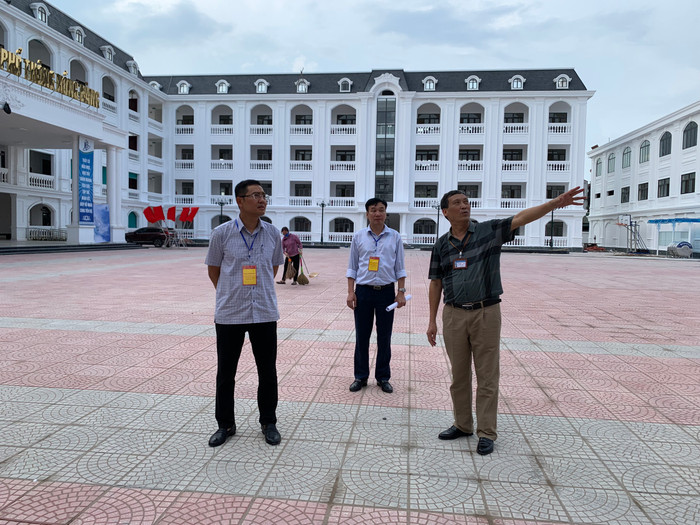 Ông Bùi Văn Kiệm - Giám đốc Sở Giáo dục và Đào tạo Hải Phòng kiểm tra tại Hội đồng thi Trung học phổ thông Hồng Bàng (Ảnh: LT) GDVN_00679575230_110cfb594ef77594e3d218d283c17365.jpg
