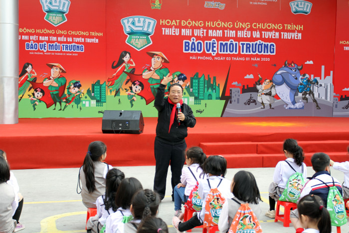 Nhà thơ Trần Đăng Khoa giao lưu với các em học sinh Hải Phòng (Ảnh: Lã Tiến) Nhà thơ Trần Đăng Khoa giao lưu với các em học sinh Hải Phòng (Ảnh: Lã Tiến)