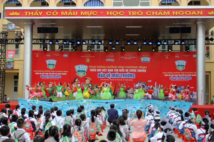 Tiết mục văn nghệ do học sinh trường Tiểu học Chu Văn An, Lê Hồng Phong và Nguyễn Trãi biểu diễn (Ảnh: Lã Tiến) Tiết mục văn nghệ do học sinh trường Tiểu học Chu Văn An, Lê Hồng Phong và Nguyễn Trãi biểu diễn (Ảnh: Lã Tiến)