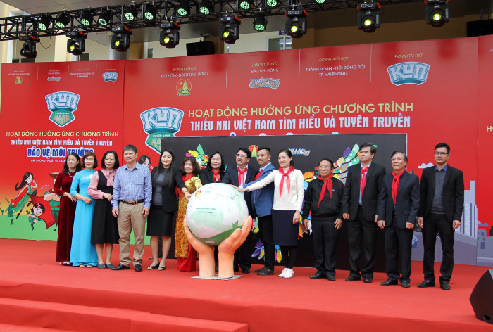 Các đại biểu ký cam kết chung tay hành động vì môi trường (Ảnh: Lã Tiến) Các đại biểu ký cam kết chung tay hành động vì môi trường (Ảnh: Lã Tiến)