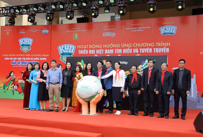 Các đại biểu ký cam kết chung tay hành động vì môi trường (Ảnh: Lã Tiến)