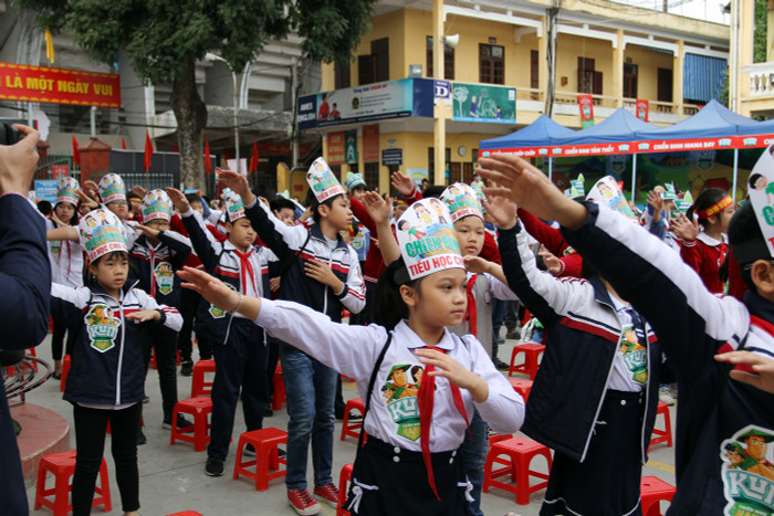 Các em học sinh biểu diễn tiết mục đồng diễn Flashmob "Chiến binh Xanh" (Ảnh: Lã Tiến) Các em học sinh biểu diễn tiết mục đồng diễn Flashmob "Chiến binh Xanh" (Ảnh: Lã Tiến)