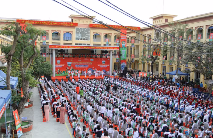 Hàng trăm em học sinh tiểu học của quận Ngô Quyền (Hải Phòng) hưởng ứng chương trình bảo vệ môi trường (Ảnh: Lã Tiến)