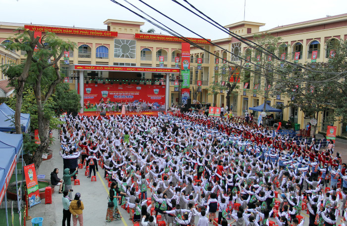 Tiết mục đồng diễn nhảy Flashmob thu hút hàng trăm học sinh tham gia (Ảnh: Lã Tiến) Tiết mục đồng diễn nhảy Flashmob thu hút hàng trăm học sinh tham gia (Ảnh: Lã Tiến)