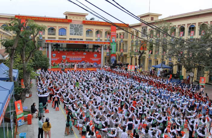 Tiết mục đồng diễn nhảy Flashmob thu hút hàng trăm học sinh tham gia (Ảnh: Lã Tiến)