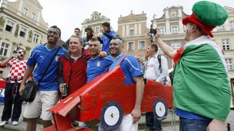 Sau trận bán kết, CĐV Đức và Italia đánh nhau Sau trận bán kết, CĐV Đức và Italia đánh nhau