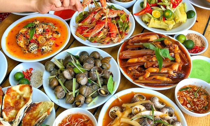 Food tour Hải Phòng là hoạt động thu hút khách du lịch, vì vậy đảm bảo an toàn vệ sinh thực phẩm càng cần phải được chú trọng (Ảnh: CTV) thuc-an-duong-pho-1.jpeg
