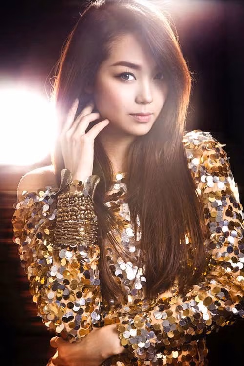 Minh Hằng với gương mặt dài gợi cảm hiện nay. Xem thêm: Sao chuộng phẫu thuật thẩm mỹ / 10 phút trang điểm hóa mỹ nhân.