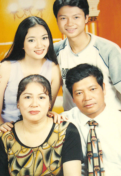 Nguyễn Thị Huyền Nguyễn Thị Huyền là một trong số những Hoa hậu có gương mặt đẹp nhất trong số hàng trăm Hoa hậu của Việt Nam. Vẻ đẹp của cô là sự tổng hòa của làn da trắng nõn nà, khuôn mặt phúc hậu và các nét đẹp hoàn hảo. Tuy nhiên, với những người thích vẻ đẹp năng động và trẻ trung, hình ảnh “nguyên bản” của Nguyễn Thị Huyền chưa thực sự thuyết phục lắm bởi gương mặt cô quá tròn, nếu không được trang điểm kỹ càng sẽ thiếu đi sự thanh thoát. Thế nhưng, những điểm chưa hài lòng về nhan sắc của Nguyễn Thị Huyền chỉ còn là chuyện của quá khứ, thời điểm cô mới đăng quang. Sau khi du học từ Anh trở về, Nguyễn Thị Huyền đẹp lên trông thấy với khuôn mặt rất thon gọn và nhẹ nhàng. Nguyễn Thị Huyền “nguyên bản” khi chụp hình chung cùng gia đình. Xem thêm: Sao chuộng phẫu thuật thẩm mỹ / 10 phút trang điểm hóa mỹ nhân. Nguyễn Thị Huyền Nguyễn Thị Huyền là một trong số những Hoa hậu có gương mặt đẹp nhất trong số hàng trăm Hoa hậu của Việt Nam. Vẻ đẹp của cô là sự tổng hòa của làn da trắng nõn nà, khuôn mặt phúc hậu và các nét đẹp hoàn hảo. Tuy nhiên, với những người thích vẻ đẹp năng động và trẻ trung, hình ảnh “nguyên bản” của Nguyễn Thị Huyền chưa thực sự thuyết phục lắm bởi gương mặt cô quá tròn, nếu không được trang điểm kỹ càng sẽ thiếu đi sự thanh thoát. Thế nhưng, những điểm chưa hài lòng về nhan sắc của Nguyễn Thị Huyền chỉ còn là chuyện của quá khứ, thời điểm cô mới đăng quang. Sau khi du học từ Anh trở về, Nguyễn Thị Huyền đẹp lên trông thấy với khuôn mặt rất thon gọn và nhẹ nhàng. Nguyễn Thị Huyền “nguyên bản” khi chụp hình chung cùng gia đình. Xem thêm: Sao chuộng phẫu thuật thẩm mỹ / 10 phút trang điểm hóa mỹ nhân.