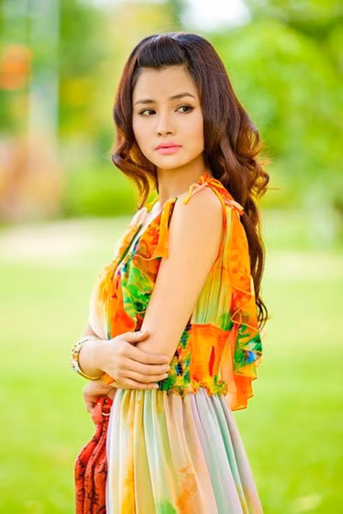 Vũ Thu Phương với gương mặt đẹp ở thời kỳ đỉnh cao của sự nghiệp. Xem thêm: Sao chuộng phẫu thuật thẩm mỹ / 10 phút trang điểm hóa mỹ nhân.