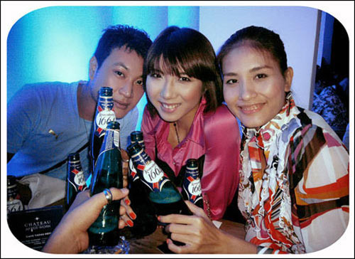 Ngọc Quyên Ngọc Quyên vào nghề người mẫu từ rất sớm và hình ảnh cô xuất hiện đầy rẫy trên báo chí. Bởi thế, sự thay đổi về ngoại hình của Ngọc Quyên không khó để khán giả nhận ra. Nhất là khi cô thay đổi gương mặt một cách toàn diện từ dạng mặt tròn sang dạng mặt dài mà không hề suy nghĩ; liệu sự thay đổi này có quá tay lắm không? Ngọc Quyên ‘xuất phát điểm” với gương mặt bầu bĩnh và chiếc mũi khá cao, to. Xem thêm: Sao chuộng phẫu thuật thẩm mỹ / 10 phút trang điểm hóa mỹ nhân. Ngọc Quyên Ngọc Quyên vào nghề người mẫu từ rất sớm và hình ảnh cô xuất hiện đầy rẫy trên báo chí. Bởi thế, sự thay đổi về ngoại hình của Ngọc Quyên không khó để khán giả nhận ra. Nhất là khi cô thay đổi gương mặt một cách toàn diện từ dạng mặt tròn sang dạng mặt dài mà không hề suy nghĩ; liệu sự thay đổi này có quá tay lắm không? Ngọc Quyên ‘xuất phát điểm” với gương mặt bầu bĩnh và chiếc mũi khá cao, to. Xem thêm: Sao chuộng phẫu thuật thẩm mỹ / 10 phút trang điểm hóa mỹ nhân.