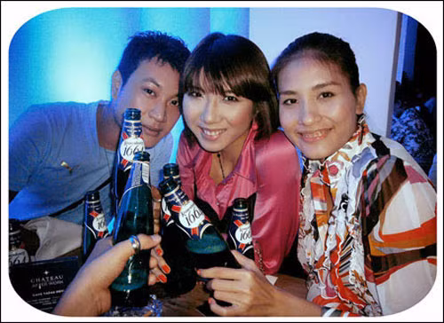 Ngọc Quyên Ngọc Quyên vào nghề người mẫu từ rất sớm và hình ảnh cô xuất hiện đầy rẫy trên báo chí. Bởi thế, sự thay đổi về ngoại hình của Ngọc Quyên không khó để khán giả nhận ra. Nhất là khi cô thay đổi gương mặt một cách toàn diện từ dạng mặt tròn sang dạng mặt dài mà không hề suy nghĩ; liệu sự thay đổi này có quá tay lắm không? Ngọc Quyên ‘xuất phát điểm” với gương mặt bầu bĩnh và chiếc mũi khá cao, to. Xem thêm: Sao chuộng phẫu thuật thẩm mỹ / 10 phút trang điểm hóa mỹ nhân.