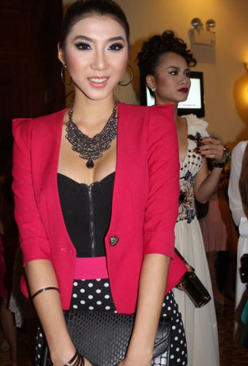 Gương mặt của cô đẹp ngoài đời thường và cũng rất cá tính trên sàn catwalk. Thế nhưng quá “tham” sắc đẹp, Ngọc Quyên đã chỉnh sửa nhiều hơn cần thiết và gương mặt của cô “biến dạng” hoàn toàn so với lúc đầu. Nói theo cách nói dân dã thì dáng mặt của Ngọc Quyên hiện tại thuộc dạng “mặt cái bơm” Xem thêm: Sao chuộng phẫu thuật thẩm mỹ / 10 phút trang điểm hóa mỹ nhân. Gương mặt của cô đẹp ngoài đời thường và cũng rất cá tính trên sàn catwalk. Thế nhưng quá “tham” sắc đẹp, Ngọc Quyên đã chỉnh sửa nhiều hơn cần thiết và gương mặt của cô “biến dạng” hoàn toàn so với lúc đầu. Nói theo cách nói dân dã thì dáng mặt của Ngọc Quyên hiện tại thuộc dạng “mặt cái bơm” Xem thêm: Sao chuộng phẫu thuật thẩm mỹ / 10 phút trang điểm hóa mỹ nhân.