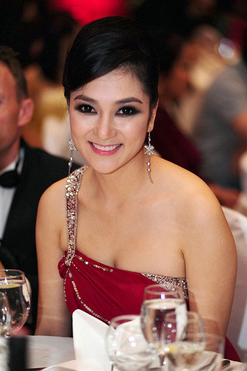 Thêm một góc nhìn để thấy sự khác nhau trên gương mặt của Nguyễn Thị Huyền. Xem thêm: Sao chuộng phẫu thuật thẩm mỹ / 10 phút trang điểm hóa mỹ nhân. Thêm một góc nhìn để thấy sự khác nhau trên gương mặt của Nguyễn Thị Huyền. Xem thêm: Sao chuộng phẫu thuật thẩm mỹ / 10 phút trang điểm hóa mỹ nhân.