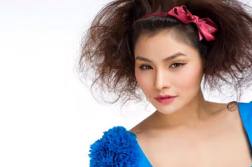 Sự khác biệt càng rõ nét hơn khi nhìn nghiêng như thế này. Xem thêm: Sao chuộng phẫu thuật thẩm mỹ / 10 phút trang điểm hóa mỹ nhân.