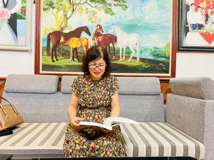 Nhà giáo Nguyễn Thị Kha - nguyên giáo viên Trường Tiểu học Thạch Khôi vẫn nghiên cứu nhiều sách báo, quan tâm đến giáo dục sau khi nghỉ hưu. (Ảnh: TH)