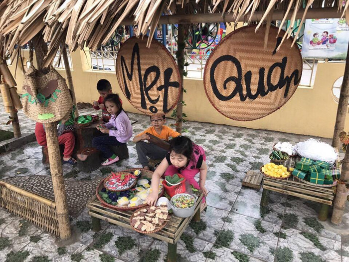 Trẻ được tham gia các góc vui chơi ngoài trời (Ảnh: Lã Tiến)