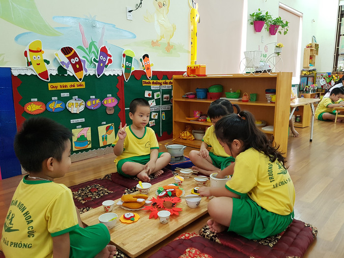 Cô Hoa sáng tạo dùng lá cây khô đưa vào tiết dạy mỹ thuật ảnh 2