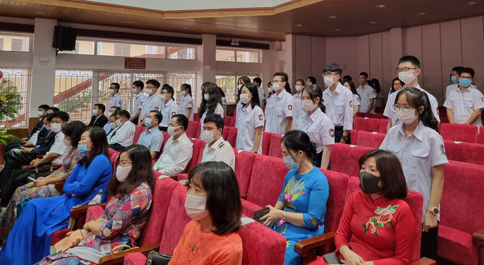 Các tân sinh viên thực hiện nghi lễ tuyên thệ (Ảnh: Phương Linh)