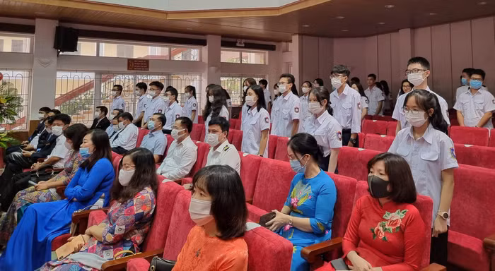 Các tân sinh viên thực hiện nghi lễ tuyên thệ (Ảnh: Phương Linh)