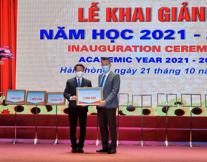 Phó Giáo sư, Tiến sĩ Nguyễn Thanh Sơn - Phó Hiệu trưởng nhà trường tiếp nhận học bổng tài trợ từ các đối tác (Ảnh: Phương Linh)