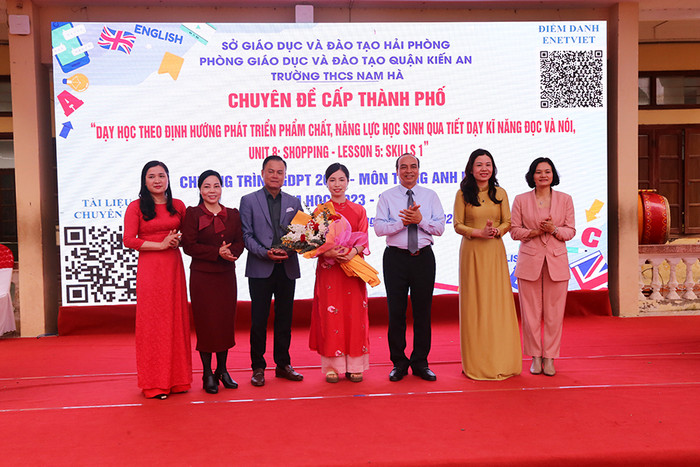 Lãnh đạo Sở Giáo dục và Đào tạo, quận Kiến An tặng hoa giáo viên thực hiện tiết dạy mẫu (Ảnh: NH) ka-chuyen-de-3.jpeg