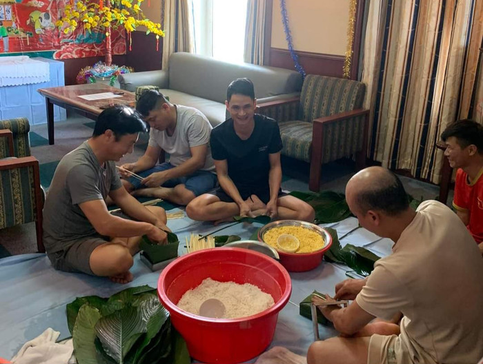 Anh Lại Hải Hà và những thuyền viên gói bánh chưng trên Tàu (Ảnh: NVCC) GDVN_Tet-tren-tau-3.jpg