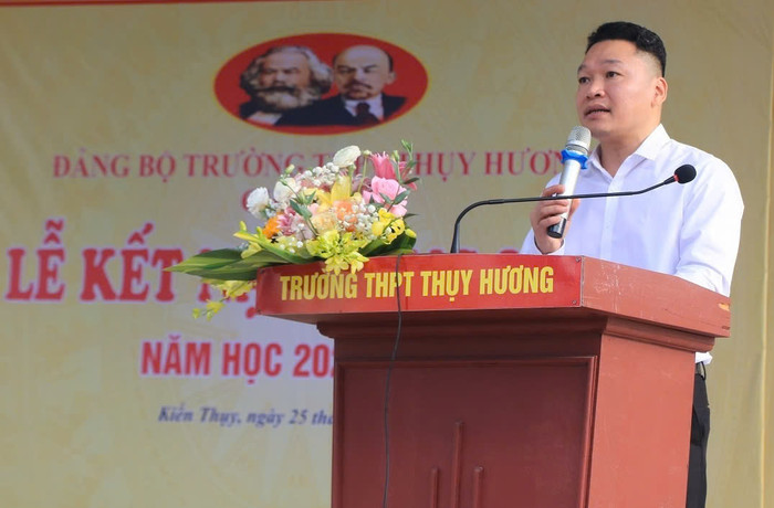 Thầy Phạm Trung Diện - Hiệu trưởng Trường Trung học phổ thông Thụy Hương (huyện Kiến Thụy, Hải Phòng). Ảnh: website nhà trường thay-dien.jpg