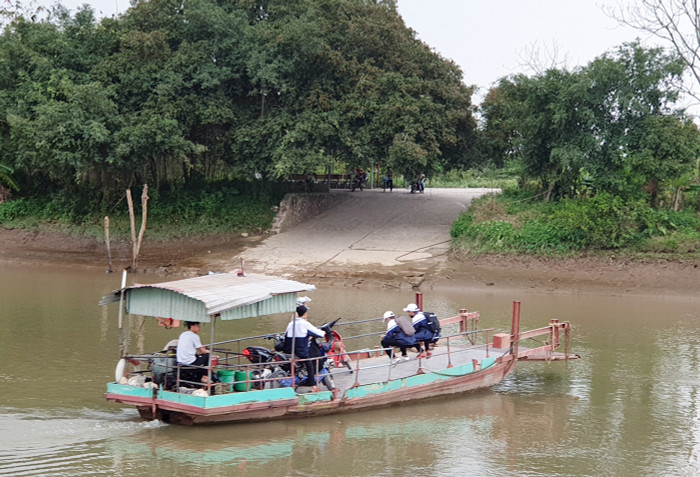 Bất kể nắng mưa, anh Trọng vẫn miệt mài chở đò đưa học sinh tới trường (Ảnh: CTV) Bất kể nắng mưa, anh Trọng vẫn miệt mài chở đò đưa học sinh tới trường (Ảnh: CTV)