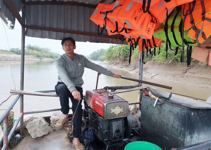 Hơn 4 năm nay, anh Nguyễn Văn Trọng đã tình nguyện chở học sinh, người dân qua sông Hóa (Ảnh: CTV) Hơn 4 năm nay, anh Nguyễn Văn Trọng đã tình nguyện chở học sinh, người dân qua sông Hóa (Ảnh: CTV)