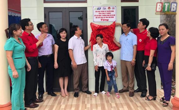 Lễ khánh thành nhà mới cho gia đình em Nguyễn Thị Thu Hoài (Ảnh: Báo Thái Bình) Lễ khánh thành nhà mới cho gia đình em Nguyễn Thị Thu Hoài (Ảnh: Báo Thái Bình)