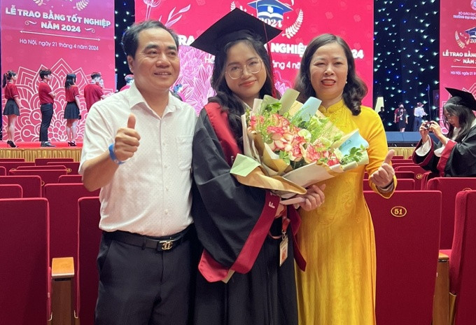 Trương Thị Hà Ninh cùng bố mẹ tại lễ tốt nghiệp (Ảnh: NVCC) ha-ninh-2.jpeg