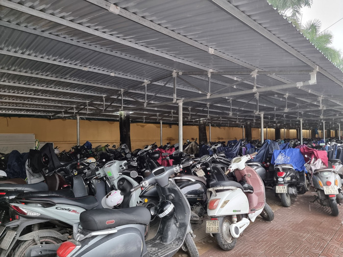 Nhà để xe học sinh của Trường Trung học phổ thông Đồng Hoà (Ảnh: LT) GDVN_THPT-Dong-Hoa-2.jpg