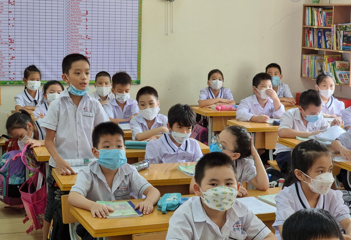 Học sinh hăng hái giơ tay phát biểu, chủ động tiếp cận kiến thức bài học (Ảnh: Phương Linh) Học sinh hăng hái giơ tay phát biểu, chủ động tiếp cận kiến thức bài học (Ảnh: Phương Linh)