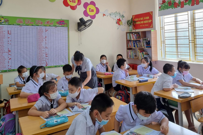 Học sinh học tập theo nhóm với sự hướng dẫn của cô giáo (Ảnh: Phương Linh) Học sinh học tập theo nhóm với sự hướng dẫn của cô giáo (Ảnh: Phương Linh)