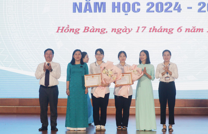 Lãnh đạo quận Hồng Bàng khen thưởng học sinh đạt Thủ khoa, Á khoa kỳ thi tuyển sinh vào lớp 10 năm học 2024-2025 (Ảnh: LT) bieu-duong-thu-khoa.jpeg