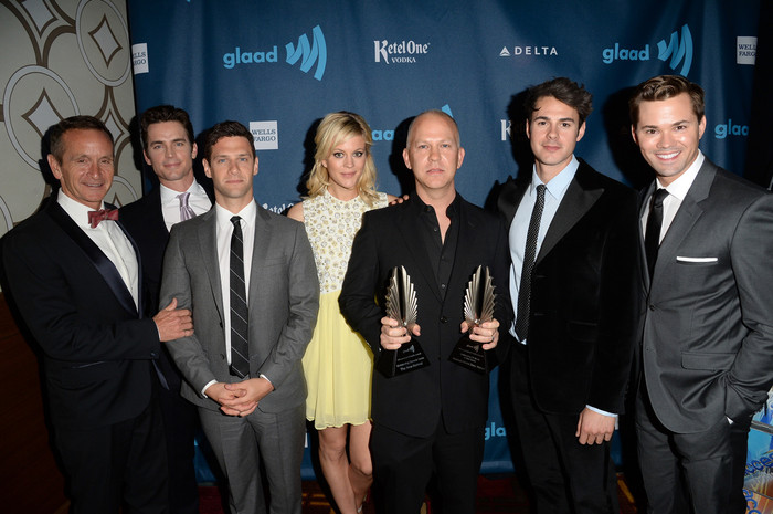 Đoàn phim The New Normal (từ trái qua): Nhà sản xuất Danter Di Loreto, nam diễn viên Matt Bomer, Justin Bartha, Georgia King, chuyên gia sáng tạo Ryan Murphy (cầm giải), nam diễn viên Jayson Blair (cầm giải) và Andrew Rannell chụp ảnh lưu niệm với giải Phim hài xuất sắc nhất cho bộ phim The New Normal. Ảnh. Getty Images.